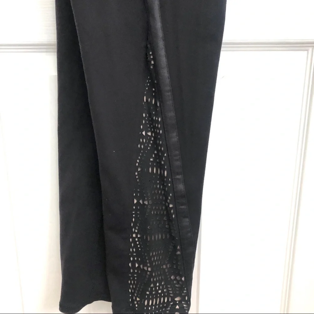 alo yoga black capri leggings laser cut design M